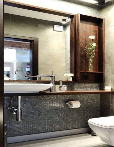11-7 Format Design, projekt aranżacji salonu fryzjerskiego, toaleta, wc podwieszane, umywalka, bateria łazienkowa, mozaika