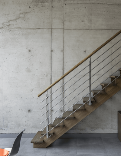 1-1-Format-Design-projekt-przestrzeni-biurowej-w-Poznaniu-schody-na-tle-betonowej-ściany