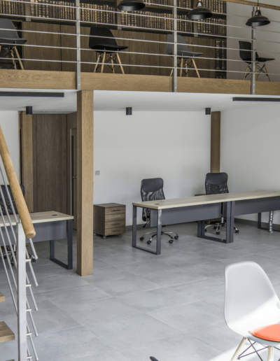 1-4-Format-Design-projekt-przestrzeni-biurowej-w-Poznaniu-antresola-schody-biurka-pod-antresolą