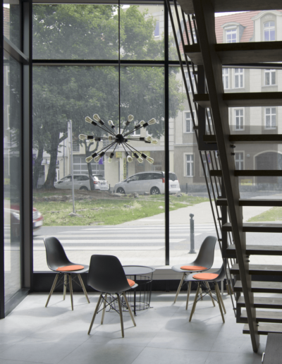 1-5-Format-Design-projekt-przestrzeni-biurowej-widok-foteli-i-ławy-widok-na-ulicę
