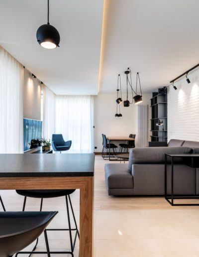 3-14-Format-Design-projekt-apartamentu-salon-lampy-wiszące-hokery-kuchenne-wysoki-blat
