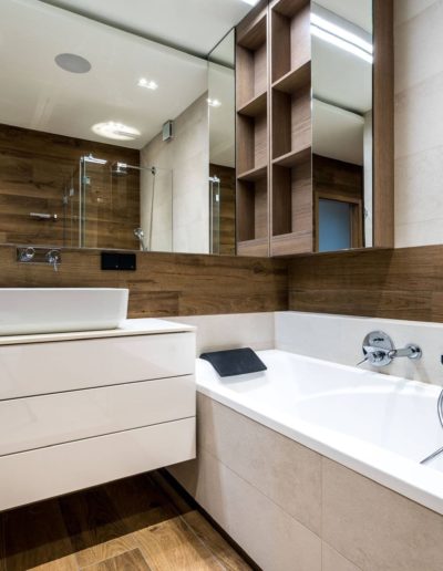 3-21-Format-Design-projekt-apartamentu-łazienka-umywalka-nablatowa-szafka-podumywalkowa-lustro