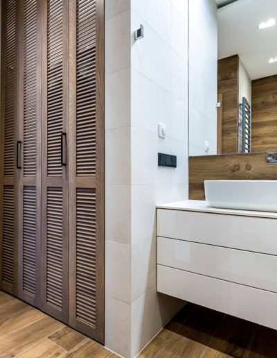 3-23-Format-Design-projekt-apartamentu-łazienka-szafka-umywalkowa-skrytka-pralnia-lustro-płytki-podłogowe