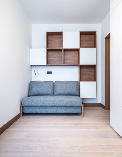 3-36-Format-Design-projekt-apartamentu-pokój-gościnny-regał-na-wymiar-biurko