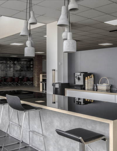4-6-Format-Design-biuro-handlowe-kuchnia-wyspa-kuchenna-krzesła-kuchenne-lampy-betonowe
