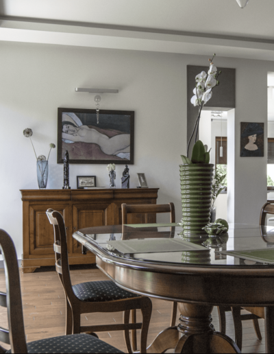 5-2-Format-Design-dom-rodzinny-stół-stylizowany-zabudowa-szafy-kuchennej-podłoga-drewniana-dąb-olejowany
