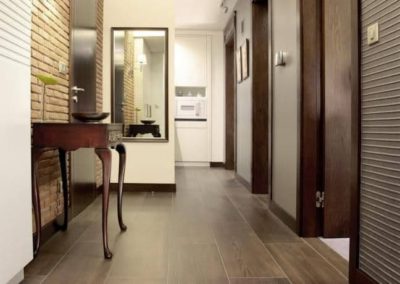6-1-Format-Design-projekt-mieszkania-korytarz-tapeta-płytki-drewnopodobne-lustro-konsolka