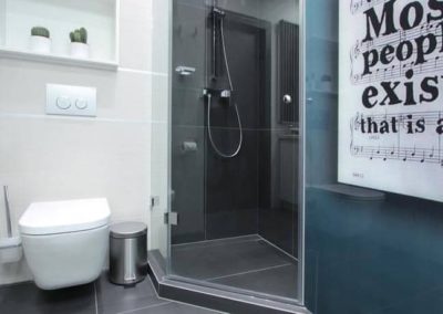 6-19-Format-Design-projekt-mieszkania-łazienka-toaleta-wisząca-kabina-prysznicowa-bateria-prysznicowa-płytki-łazienkowe-brodzik
