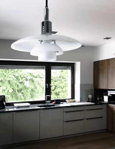 7-12-Format-Design-projekt-domu-jednorodzinnego-kuchnia-lampy-wiszące-zabudowa-szafki-kuchenne-zlewozmywak-podwieszany-bateria-kuchenna
