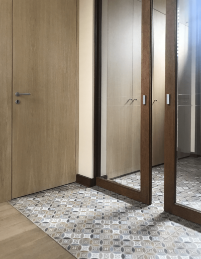 7-8-Format-Design-projekt-domu-jednorodzinnego-korytarz-zabudowa-drzwi-zabudowa-szafy-drzwi-przesuwane-szkło-frezowane